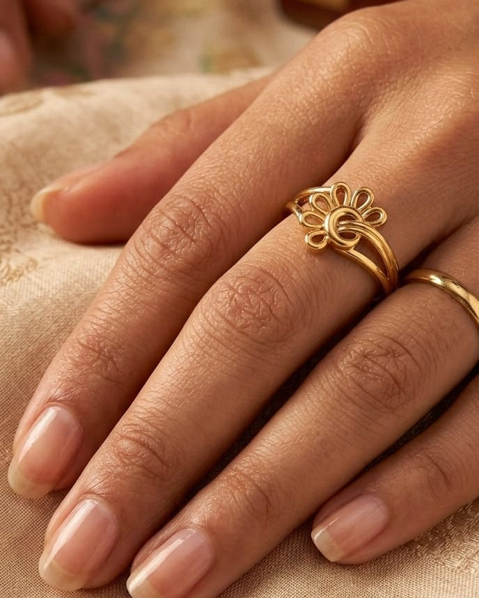 9K Gold Petite Daisy Loop Ring
