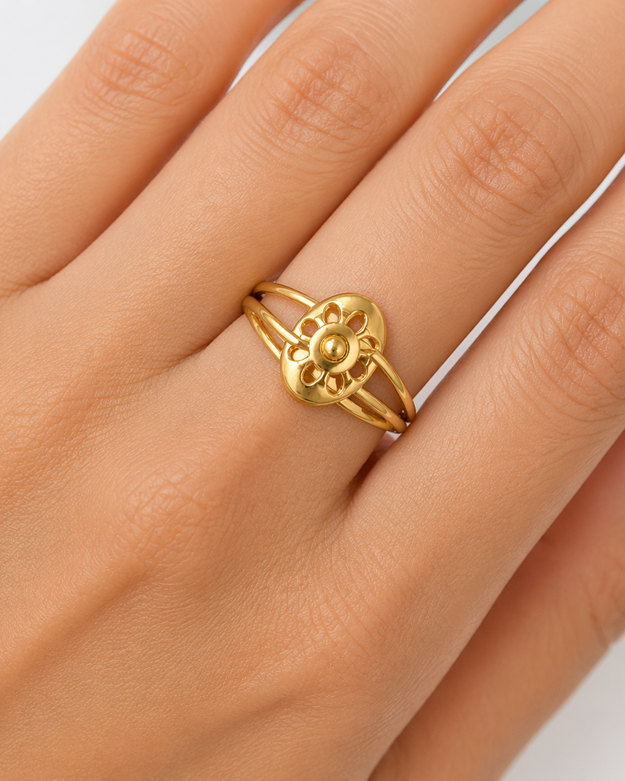 9K Daisy Medallion Split-Shank Ring